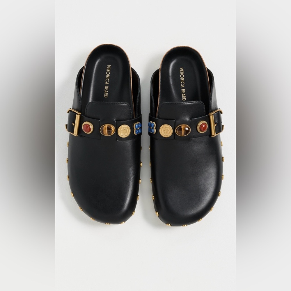 NWT Veronica Beard - Fern charm clogs, in black, size 6.